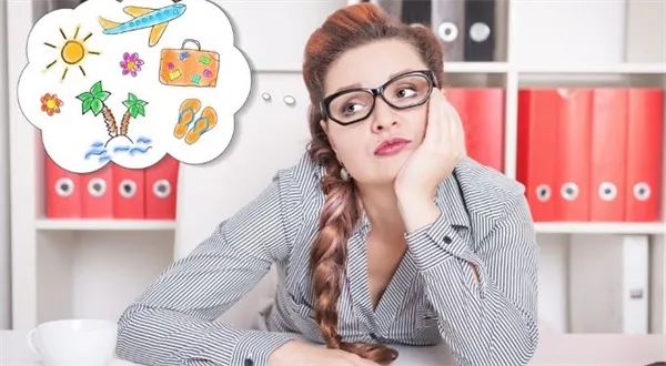 Žena v kanceláři si představuje dovolenou s tropickou pláží.