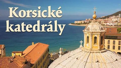 Korsická katedrála s kupolí nad mořem