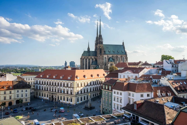 Staroměstské náměstí v Brně s kostelem svatého Petra a Pavla