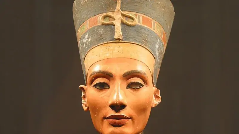 Zlatá hlava egyptské královny Neferetity v modrém čepci.