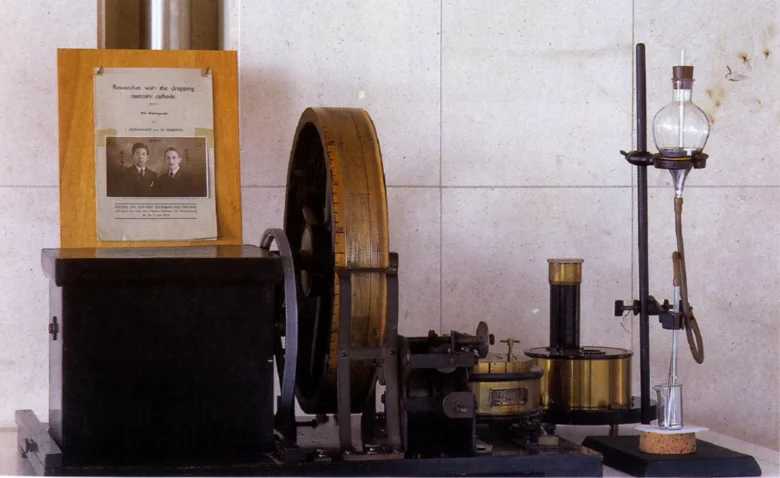 Historický přístroj Jaroslava Heyrovského pro polarografii.