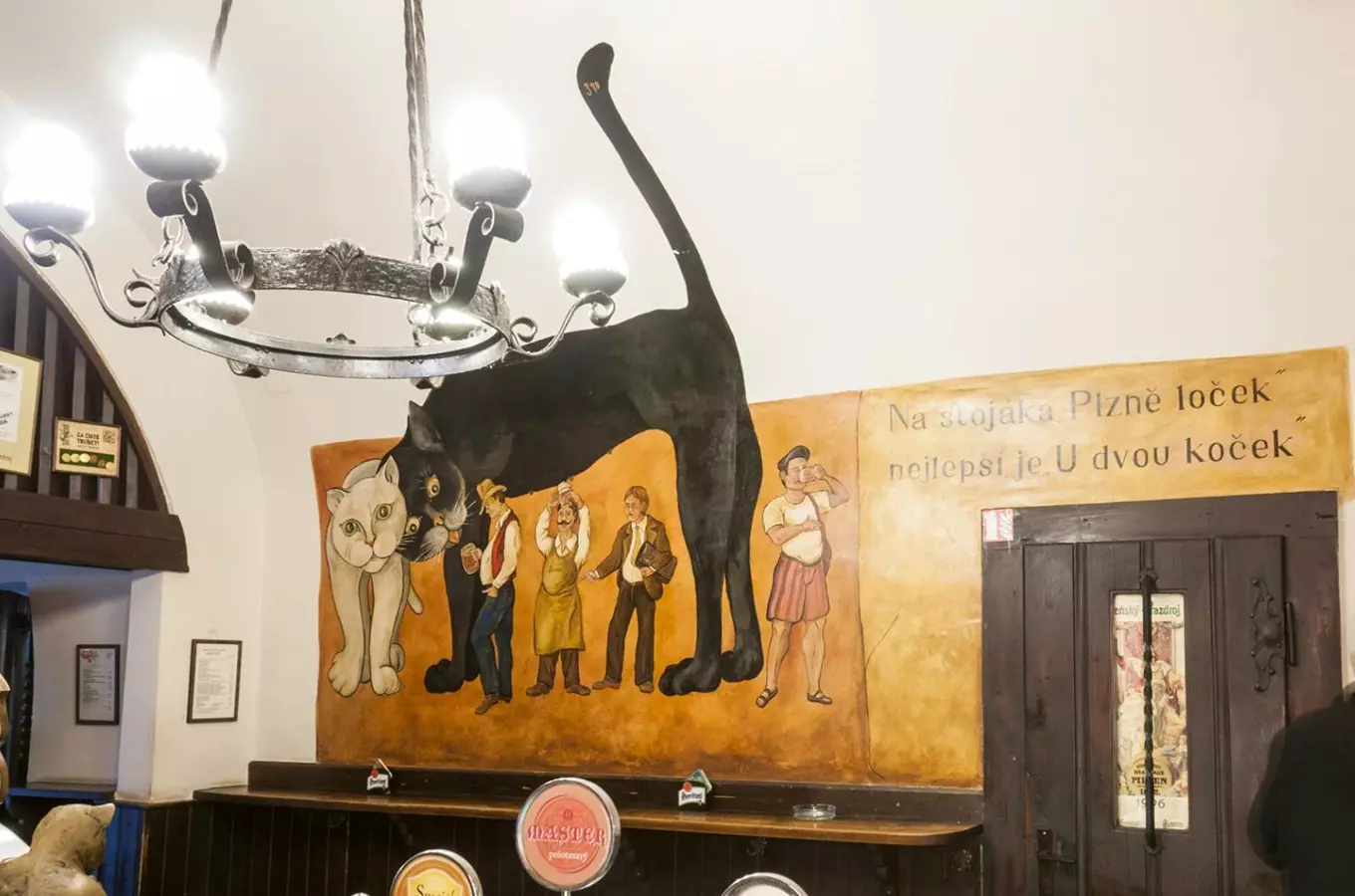 Velká malba na stěně v restauraci U Dvou Koček s dvěma kočkami.