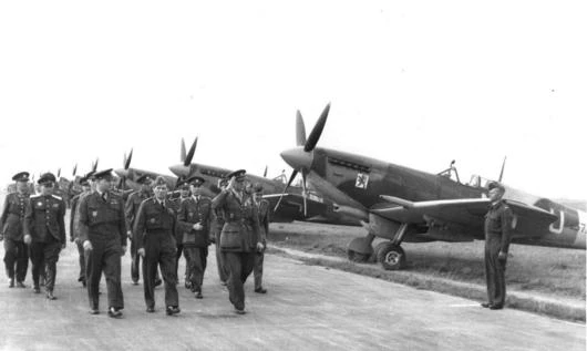Brittští piloti u stíhacích letounů Spitfire během bitvy o Británii.
