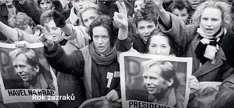 Protestující s plakáty Vaclava Havla během revoluce v roce 1989.