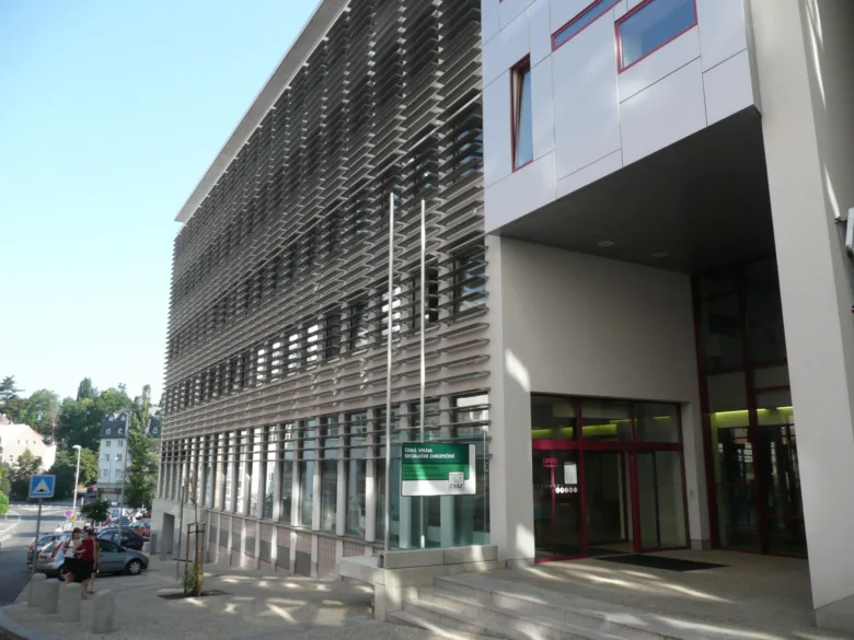 Vnější pohled na budovu OSZ v Liberci s oficiálním nápisem u vchodu.
