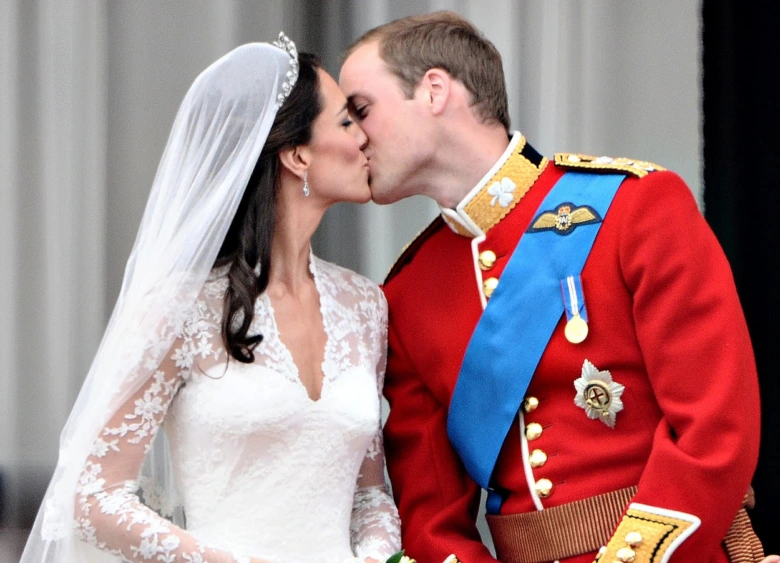 Princ William polibuje Kati Middleton na svatbě.