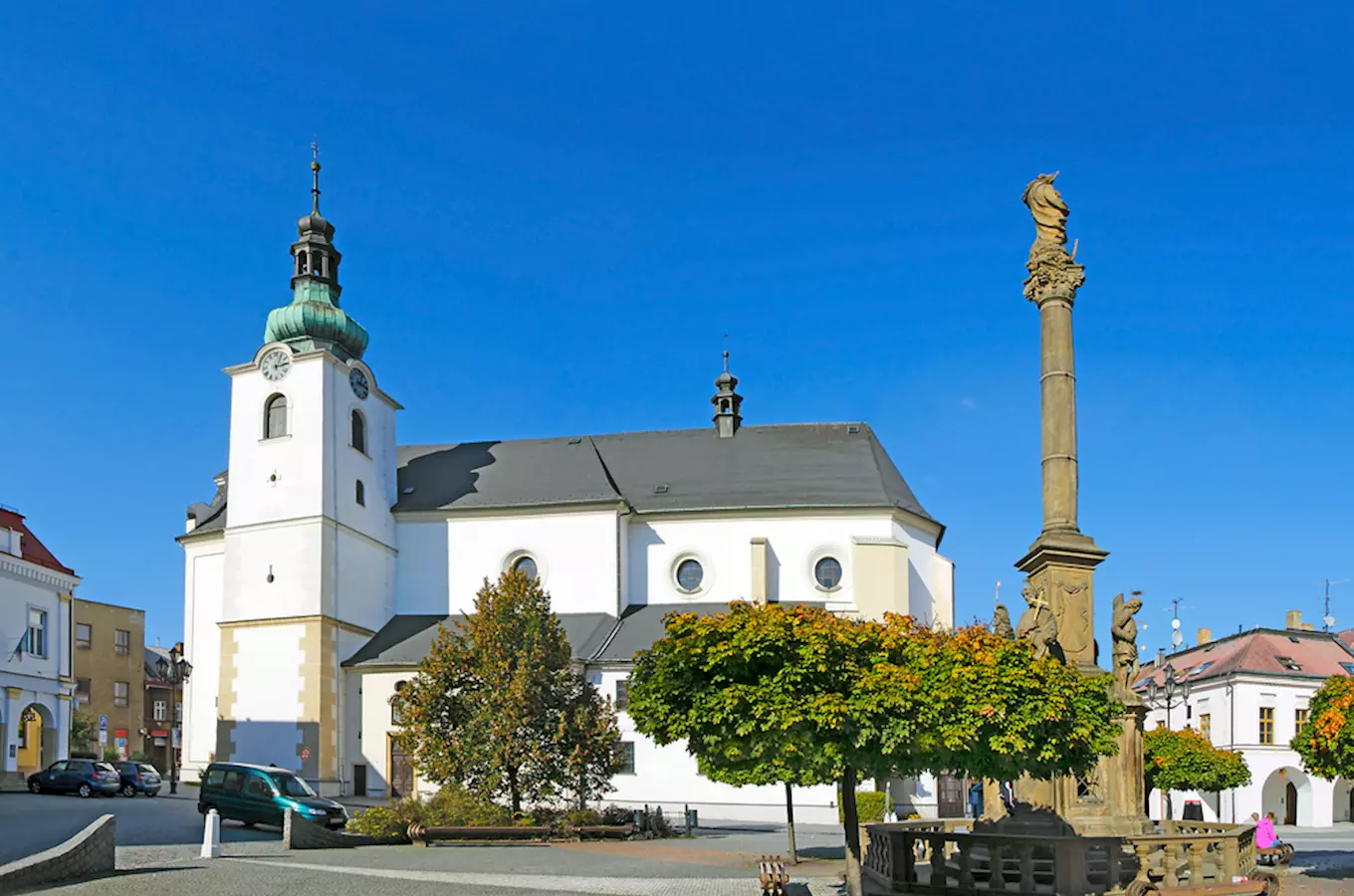 Kostel sv. Václava a sloup na náměstí ve městě Svitavy.