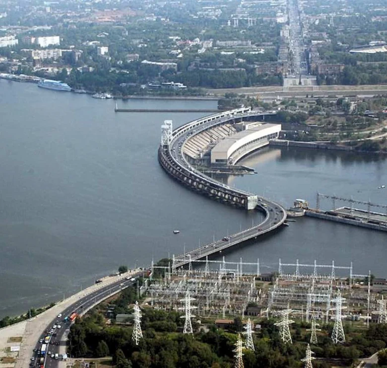 Vzdušný pohled na zaporožskou přehradu s elektrárnou v regionu Záporoží.