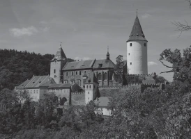Gotický hrad na kopci s věžemi v české republice
