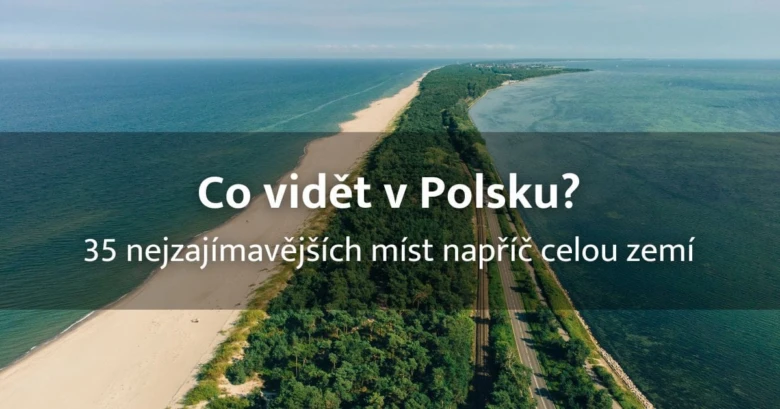 Letecký pohled na polskou pobřežní krajinu s lesy a plážemi.