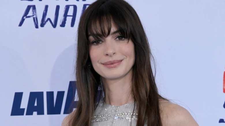 Anne hathaway portrait