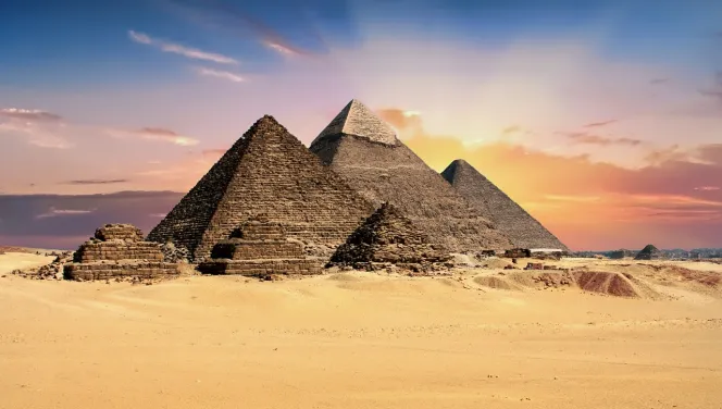 Egyptské pyramidy v Gizě na poušti při západu slunce.