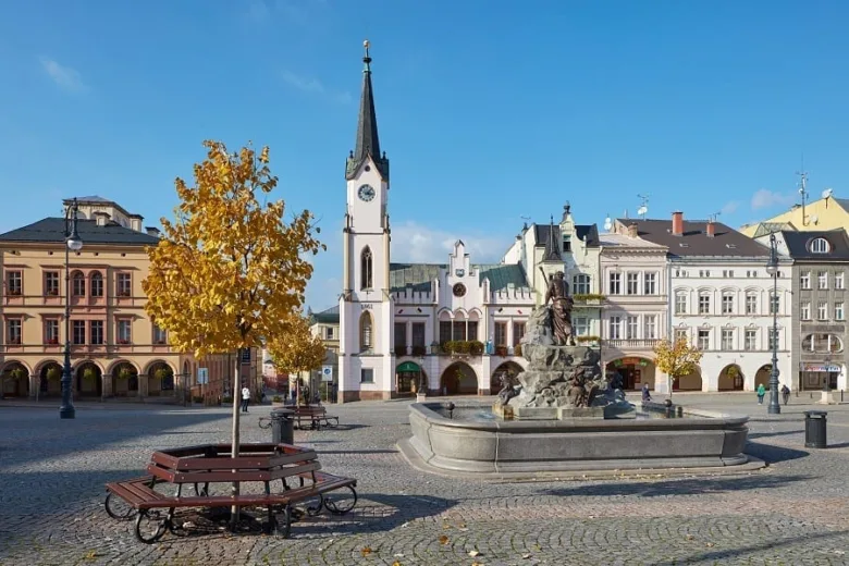 Hlavní náměstí v Trutnově s fontánou a kostelem sv. Václava.