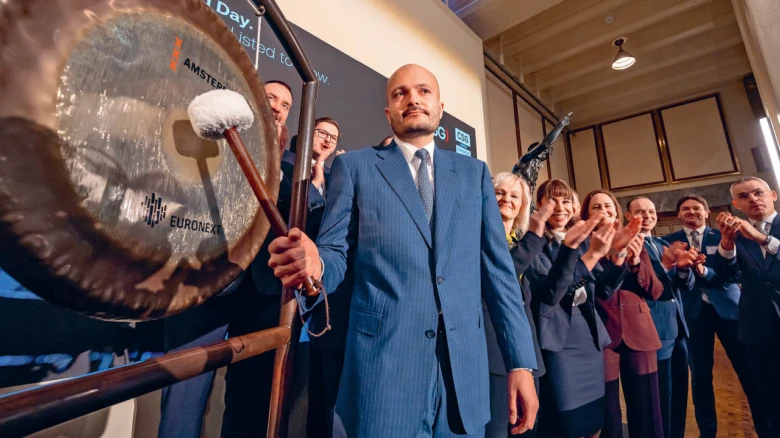 Muž buší do velkého zvonu při slavnostním ceremoniálu.