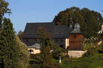 Historický kostel s věží v Kryštofově údolí