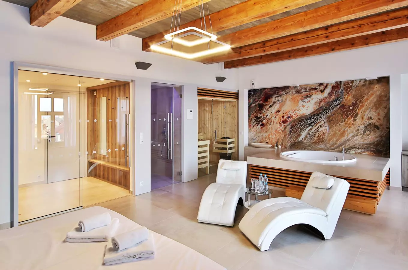 Moderní privátní wellness s vanou a saunami v interiéru.
