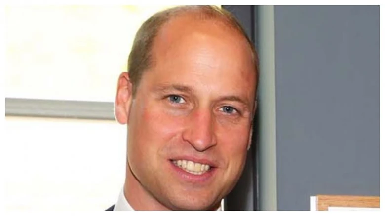 Portrét prince Williama usmívajícího se v obleku.