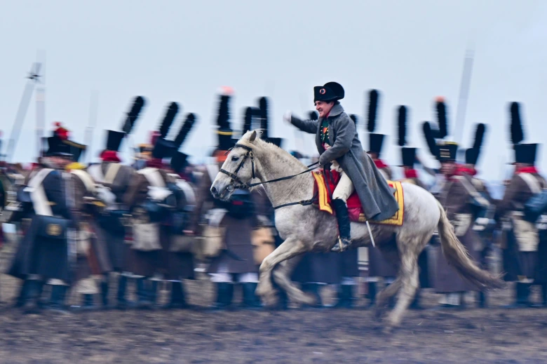 Napoleon na koni před vojáky u bitvy o Slavkov.
