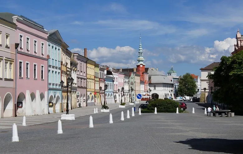 Farebné historické domy na náměstí ve městě Svitavy.