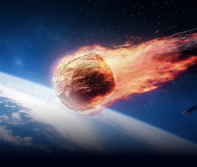 Hořící asteroid vstoupí do atmosféry Země před hvězdnou oblohou.