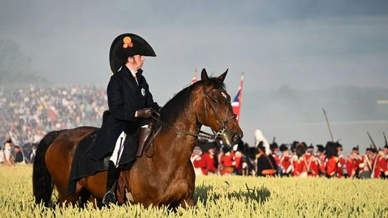 Napoleon na koni před vojskem u bitvy o Waterloo.