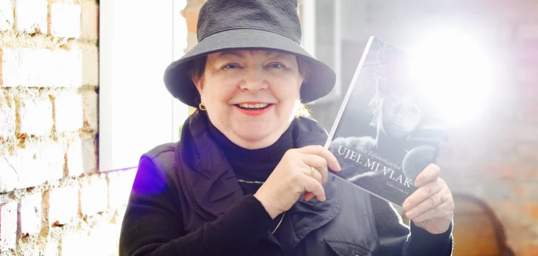 Jitka Zelenohorská drží svou knihu Ujel mi vlak.