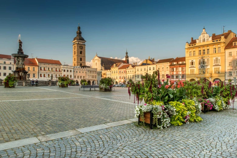 Staroměstské náměstí v Českých Budějovicích s fontánou.