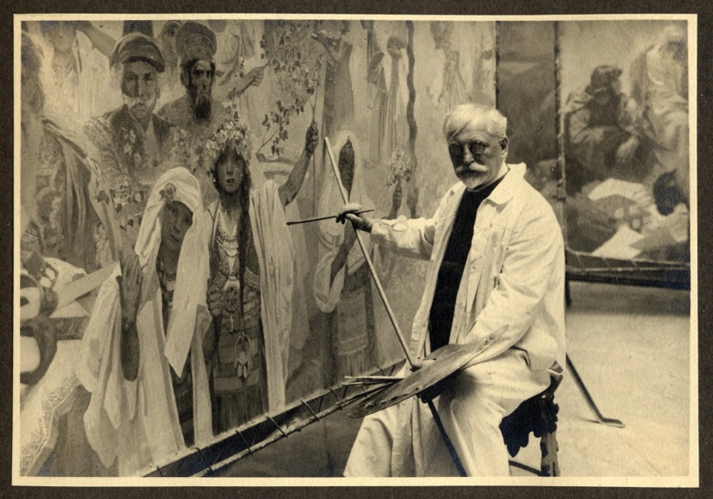 Alfons Mucha maluje velkou fresku s postavami ze slánského folklóru.