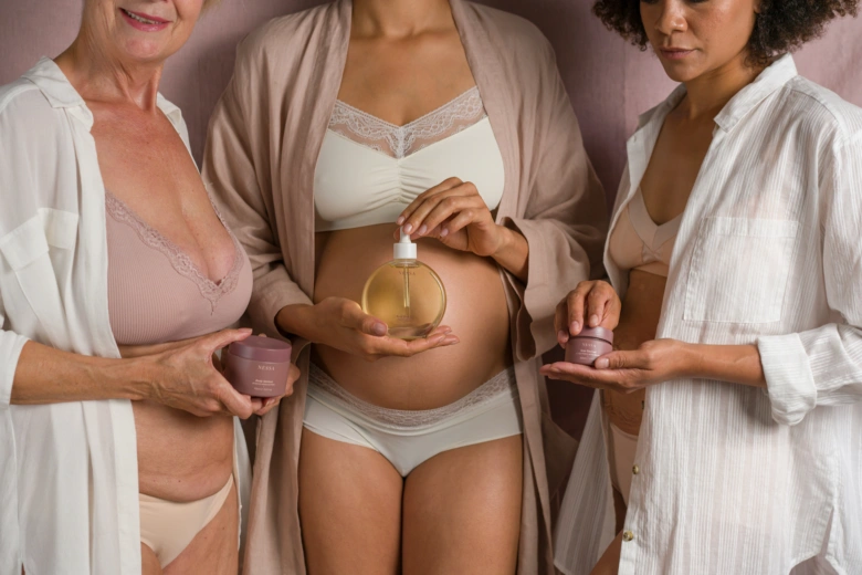 Tři ženy s kosmetikou pro péči během menopauzy a přechodového období.