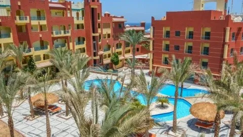 Koupaliště v hotelu s palmami u moře.
