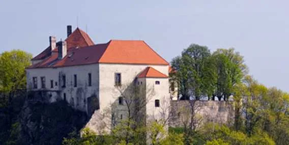 Zámek na skále v krajině, ideální pro turisty ve Znojmě.
