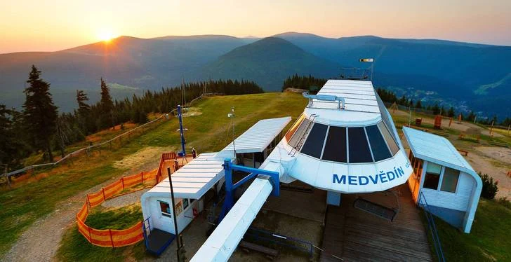 Výhled na lanovku Medvědín v špindlerově mlýně při západu slunce.