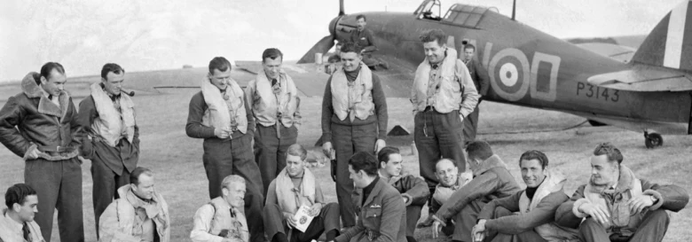 Skupina pilotů RAF s letounem Spitfire během bitvy o Británii.