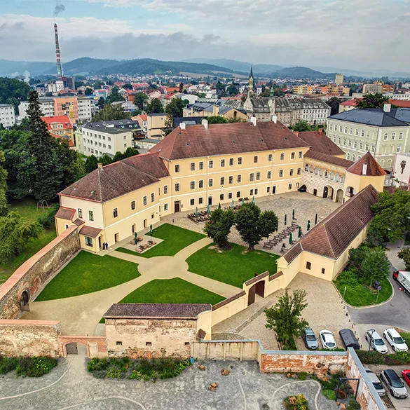 Pohled na dvůr hradu v Krnově s zahradou.
