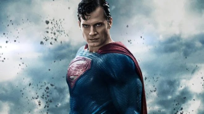 Henry Cavill v roli Supermana na tmavém pozadí.