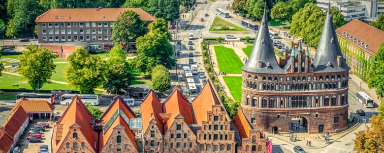 Pohled na historické brány a domy v německém městě Lubeck.