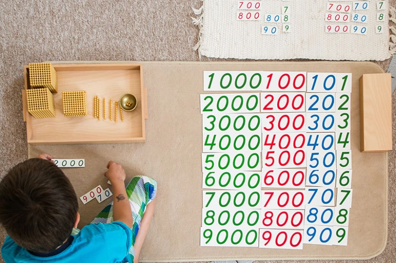 Dětské hračičky pro montessori metodu učení matematiky s čísly.