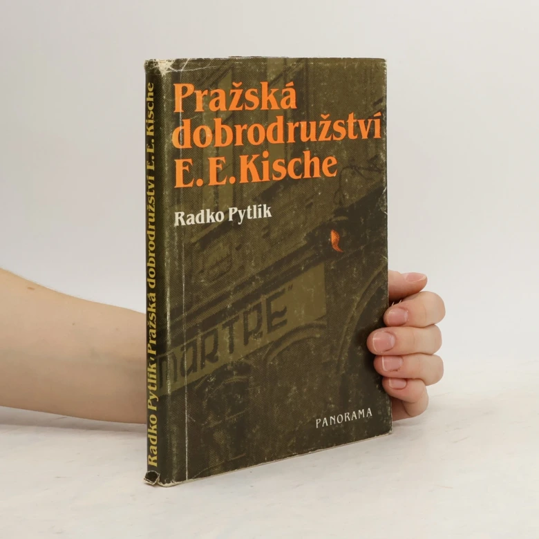 Knihy Pražské dobrodružství od Radka Pytlíka v ruce.