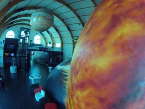 Velké planetární modely sluneční soustavy v muzeu.