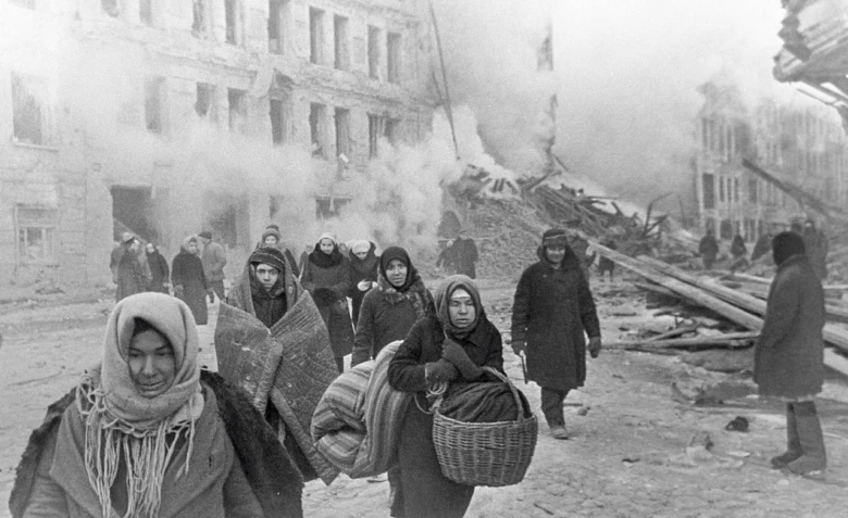 Občanské obyvatelé s předměty uprchují z bombardovaného města.
