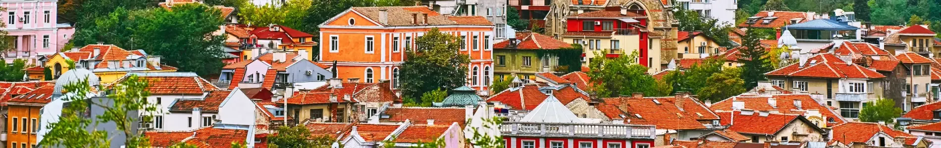 Panoramický pohled na bulharské město s červenými střechami.