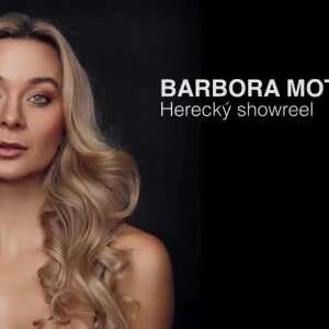 Portrét herečky Barboře Mottlové na tmavém pozadí.