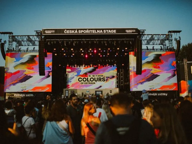Scéna festiválu Colors v Ostravě s diváky před barevným pódiem.