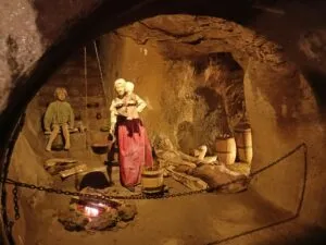 Scéna znojemského podzemí s doly v historickém kostýmu.