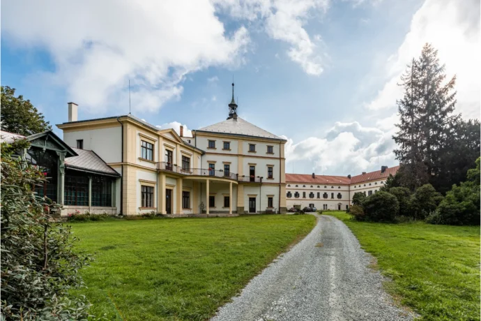 Historický zámek v Rychnově nad Kněžnou s trávníkem.