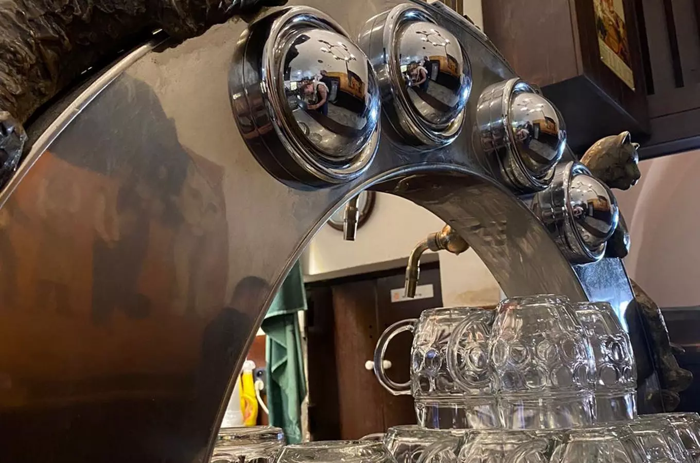 Leskuté kohoutky na pivo v restauraci U Dvou koček