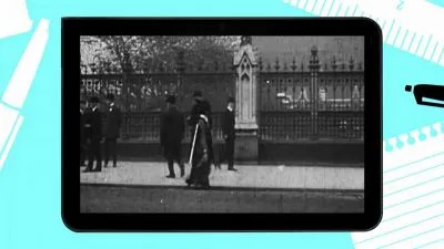 Historická fotografie ženy v davu u plotu.
