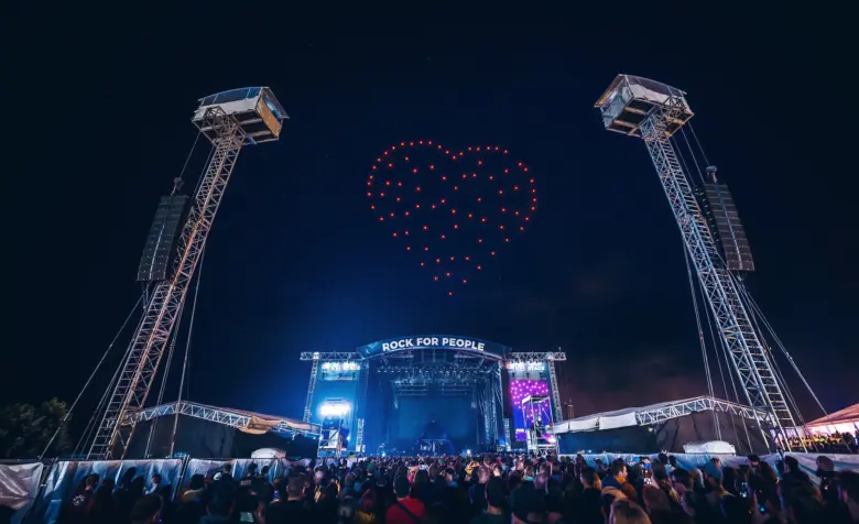Fotografie festivalu Rock for People s divadly dronů tvořící srdce.