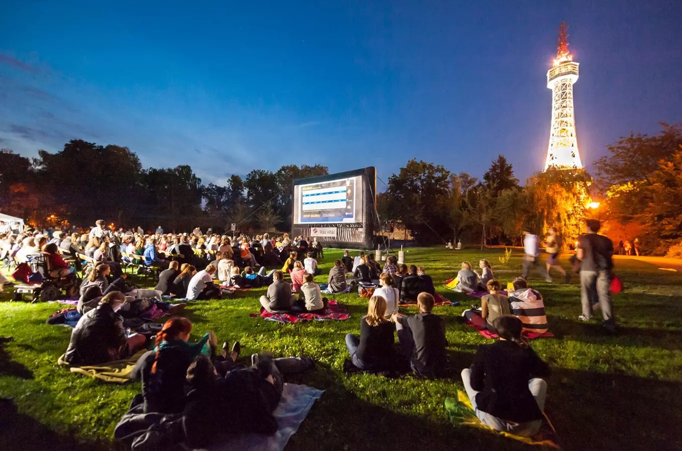 Venkovní kino v Praze před letenskou věží večer.