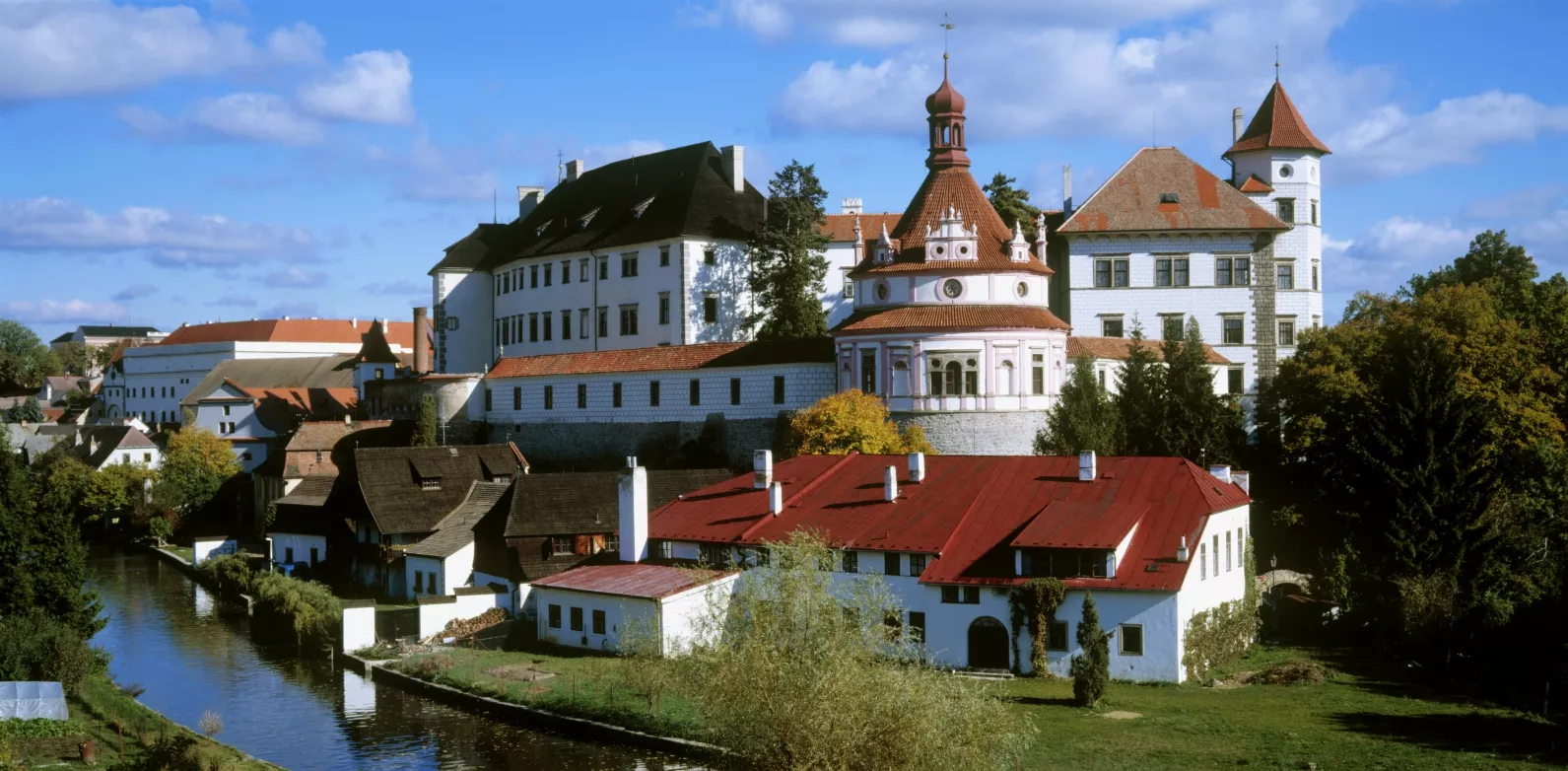 Zámek v Jindřichově Hradci s řekou pod ním.